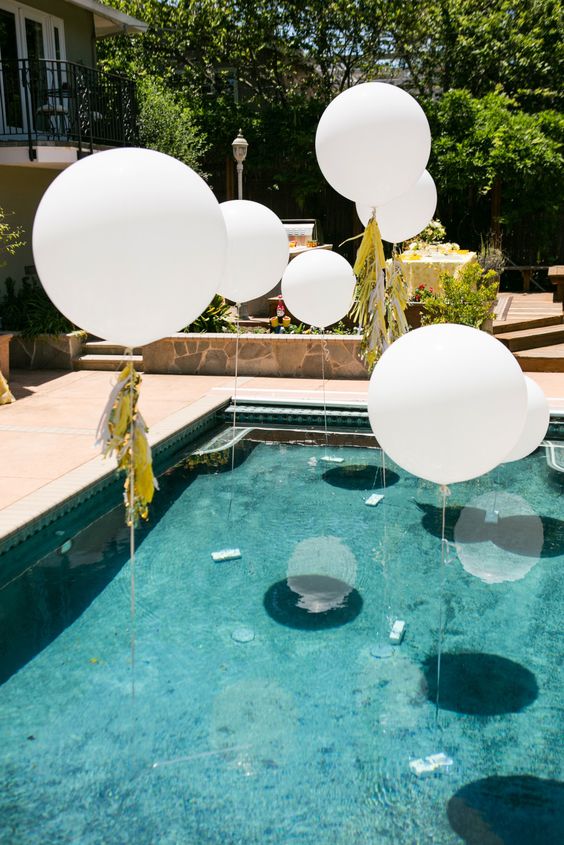02 white balloons over the pool for an airy feel